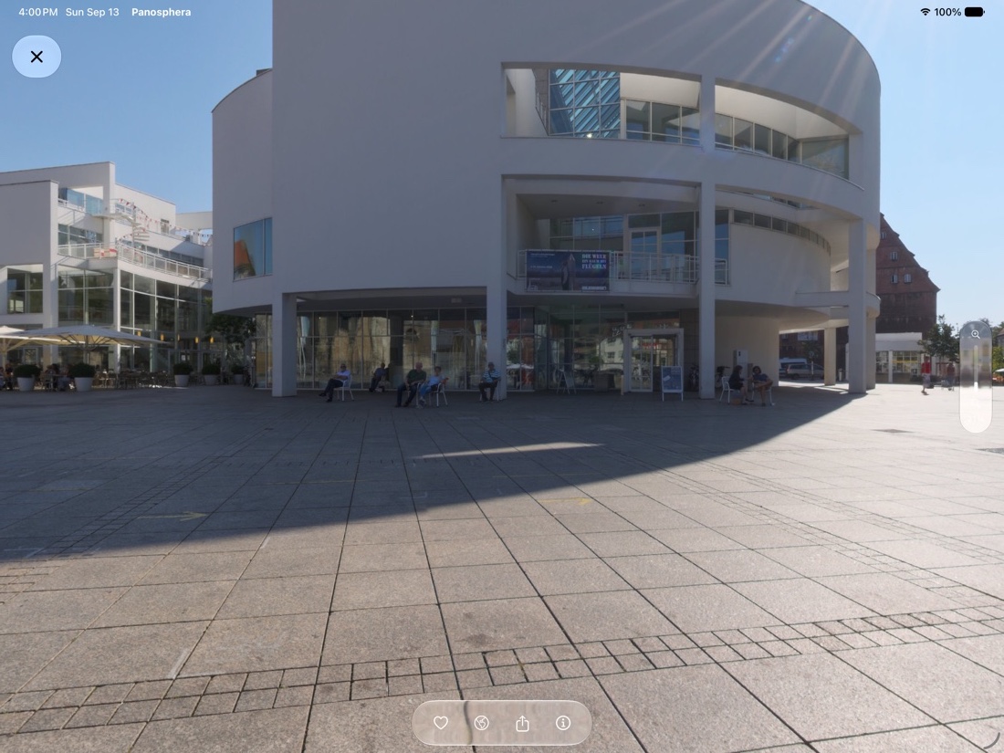 The viewer on iPad in landscape: a 360° photo with the control bar